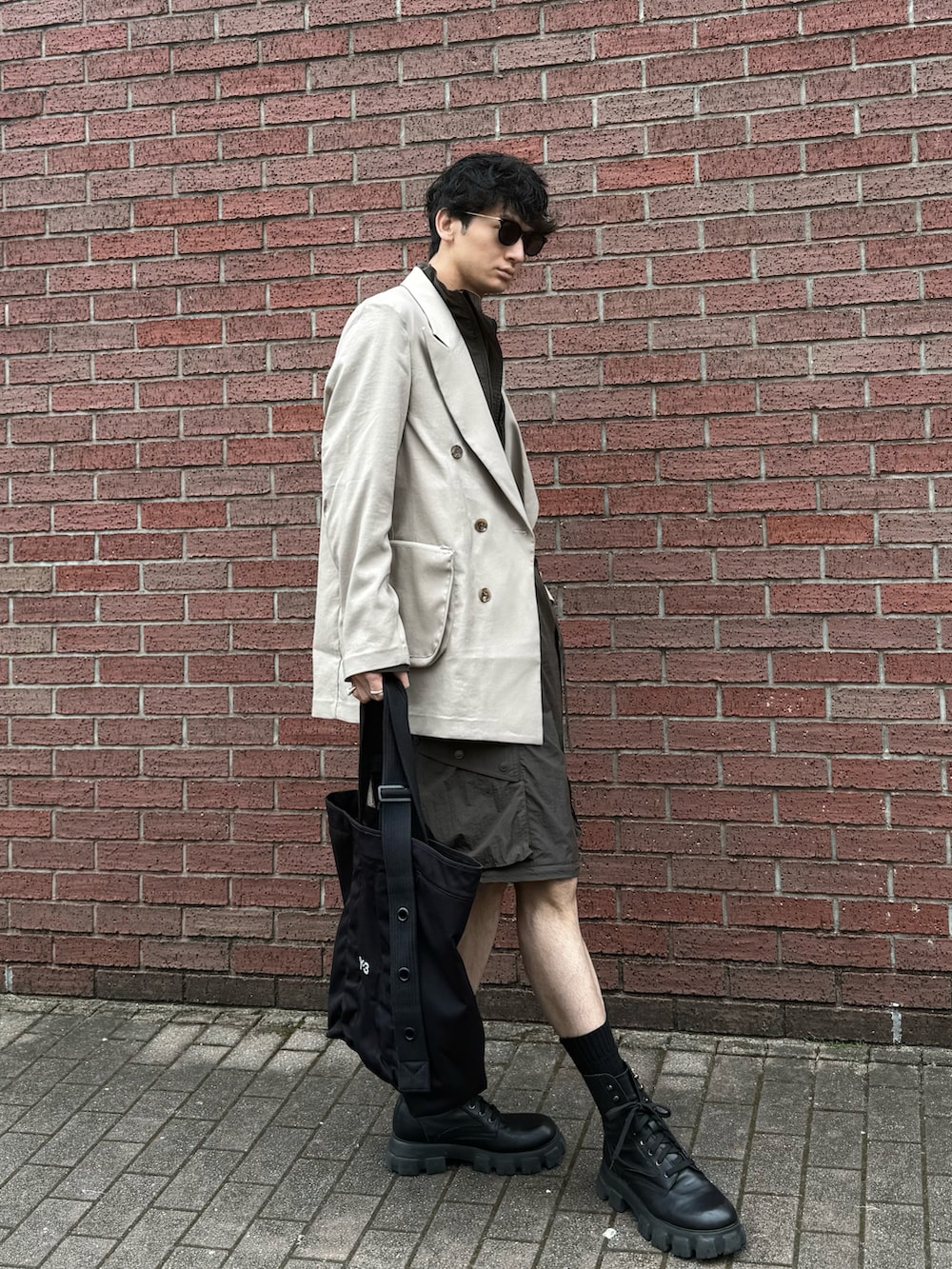 「春コーデ、モードカジュアル、大人カジュアル、サングラス、ジャケット、ジャンプスーツ、ハーフパンツ、ブーツ、ブラウン、アクセントカラー」｜「Chikashitsu +のアイテム（ブーツ、ブラック系）」を使った、TAK/差別化コーデさん（骨格ナチュラル・メンズ・183cm）の春コーディネートの3枚目の写真