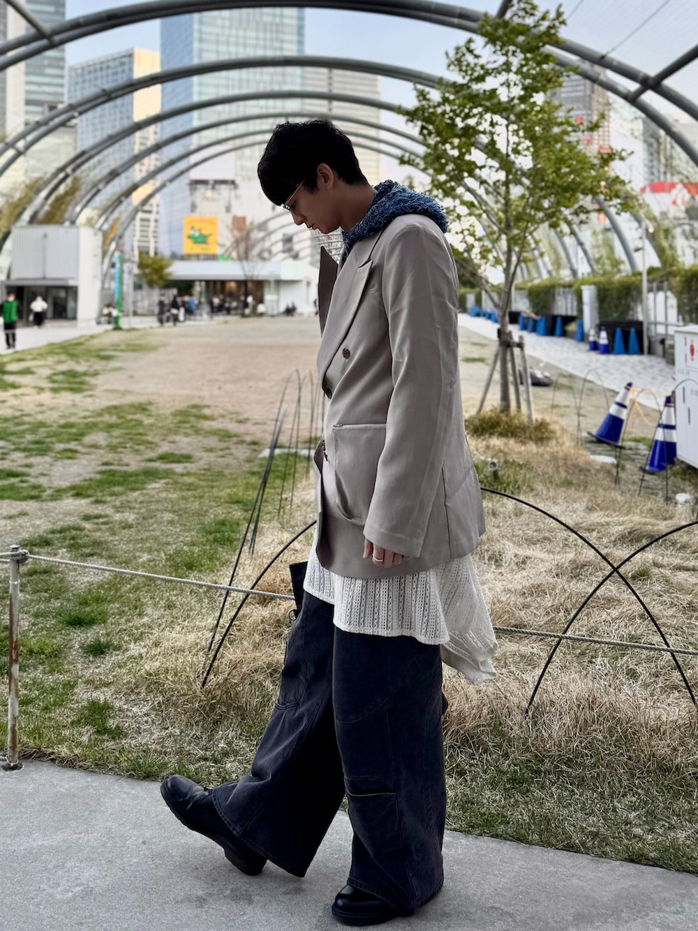「レイヤードスタイル、重ね着、春めき満開コーデ、モードカジュアル、モードストリート、ジャケット、ジャケットスタイル、デニム、デニムパンツ、フーディー、大人カジュアル、大人コーデ」｜「JiedaのTAILORED JACKET（テーラードジャケット、グレー系）」を使った、TAK/差別化コーデさん（骨格ナチュラル・メンズ・183cm）の春コーディネートの2枚目の写真