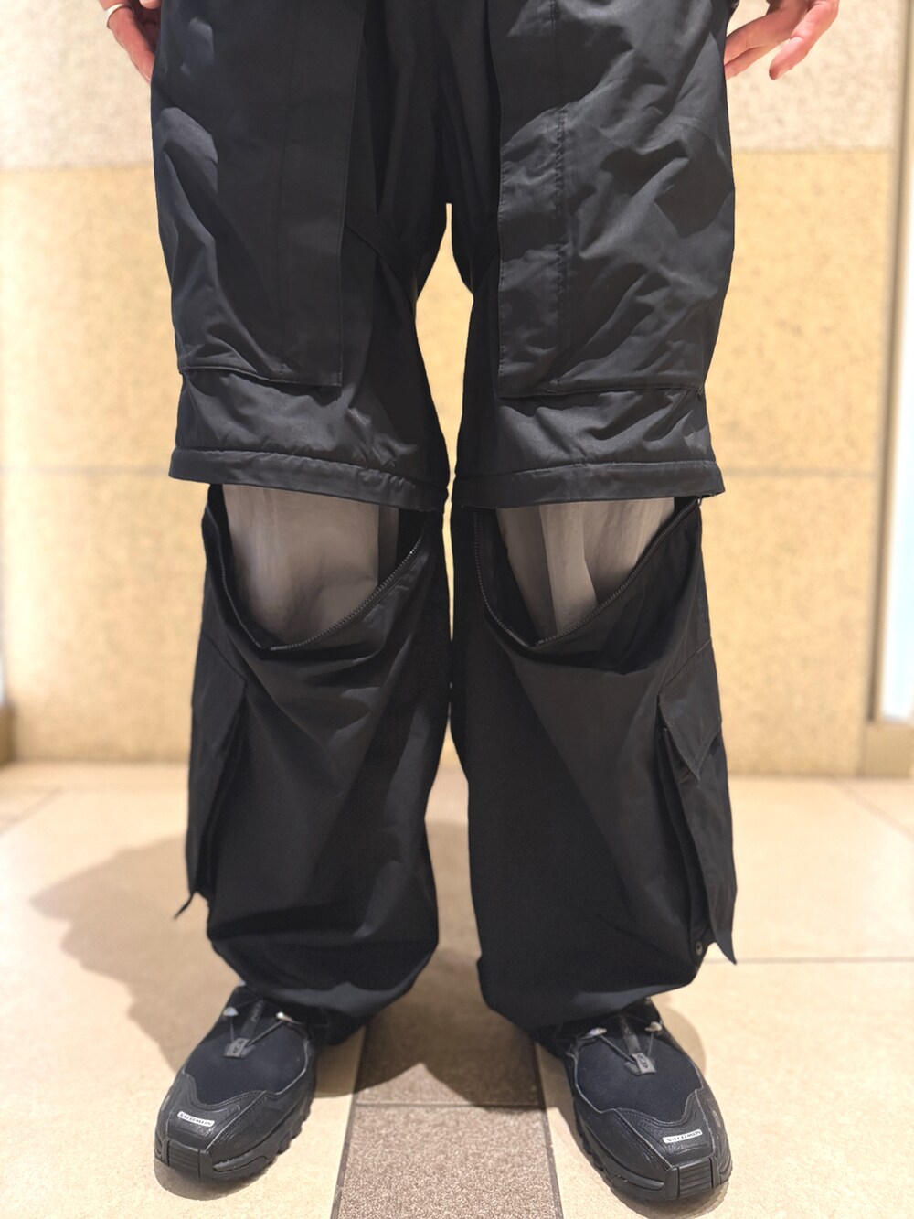 ブラック系のベスト、グレー系のTシャツ/カットソー、ブラック系のトートバッグを着用したメンズの秋コーディネートの5枚目の写真