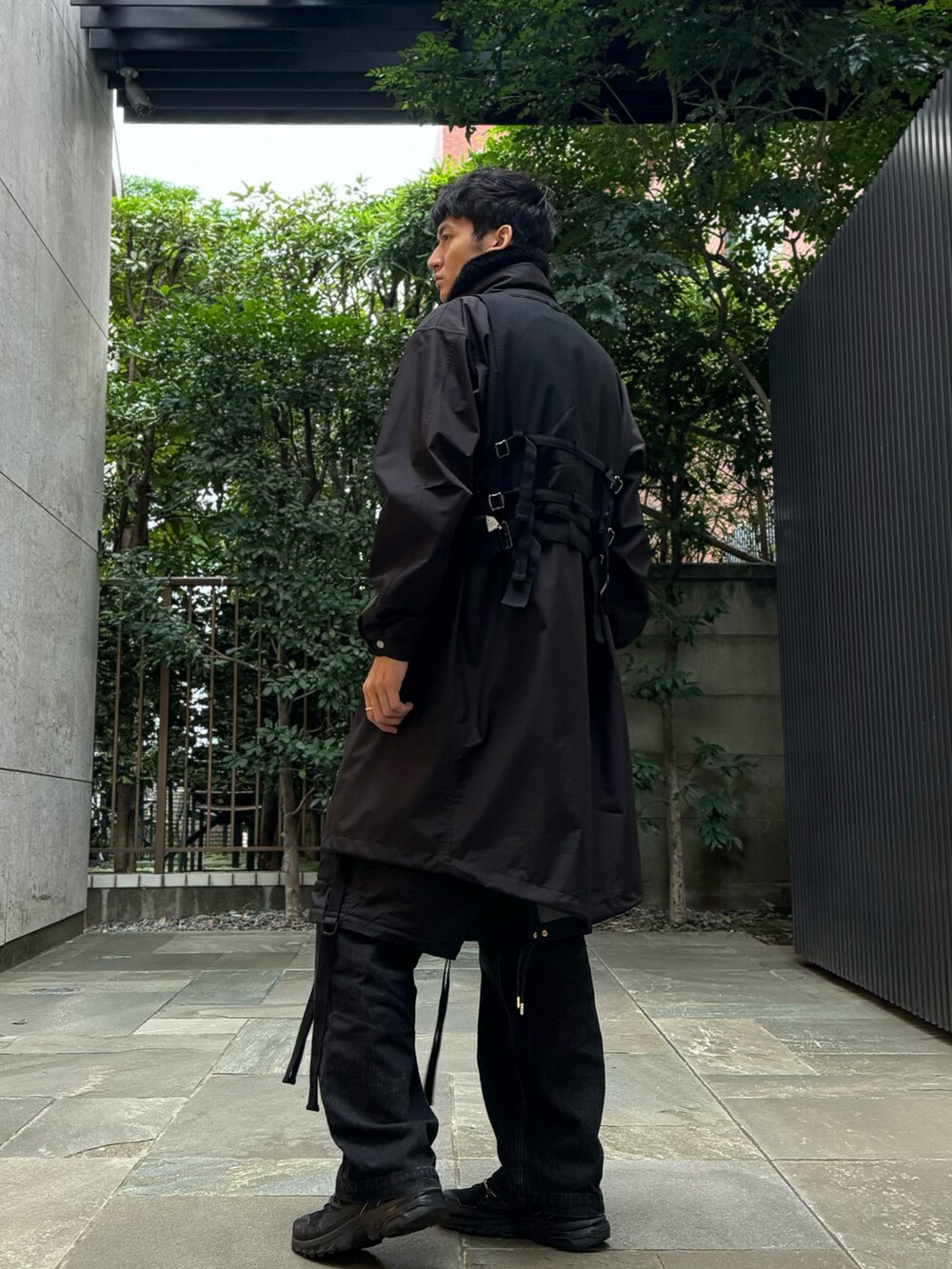 ブラック系のカーゴパンツ、ブラック系のスニーカー、ブラック系のデニムパンツを着用したメンズの秋コーディネートの2枚目の写真