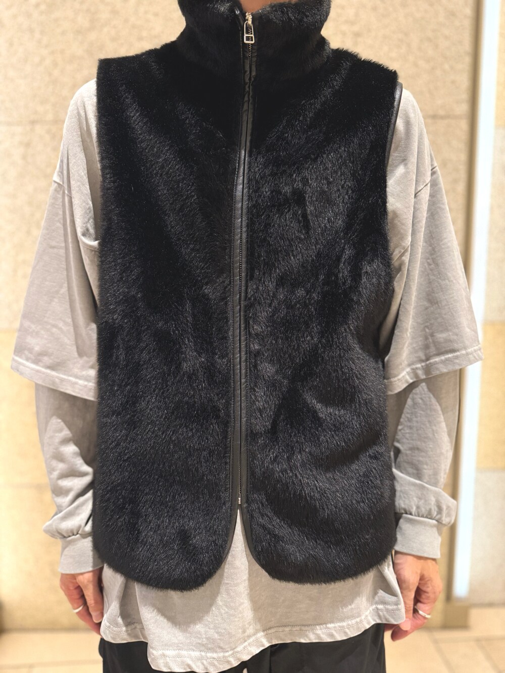 ブラック系のベスト、グレー系のTシャツ/カットソー、ブラック系のトートバッグを着用したメンズの秋コーディネートの4枚目の写真