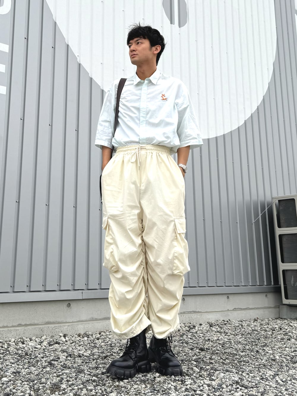 「Aライン、Aラインシルエット、半袖シャツ、カーゴパンツ、カーゴパンツコーデ、ロングブーツ、ロングブーツコーデ、モードカジュアル、韓国ファッション、白コーデ、淡色コーデ、夏コーデ、20代コーデ、30代コーデ、おしゃ見えテクニック」｜「Maison KitsuneのSHORT SLEEVES SHIRT（シャツ/ブラウス、グリーン系）」を使った、TAK/差別化コーデさん（骨格ナチュラル・メンズ・183cm）の夏コーディネートの2枚目の写真