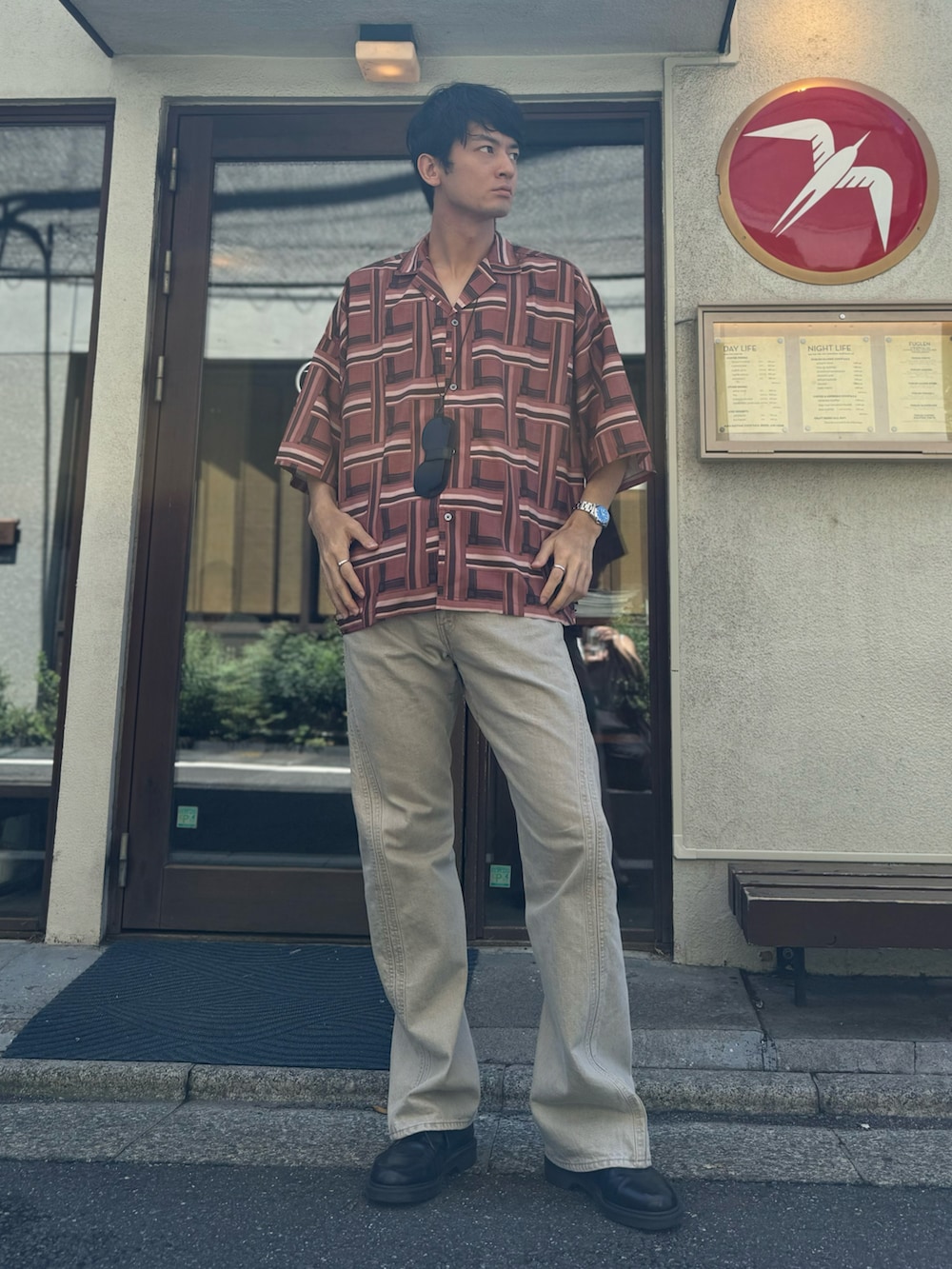 「秋っぽコーデ更新中、デニムパンツ、デニムコーデ、デニム、モードカジュアル、シンプルコーデ、チェック、ドレスシューズ、オーバーサイズ、フレアパンツ、Yライン」｜「unrelaxingのビッグシルエット総柄開襟アロハシャツ（シャツ/ブラウス、レッド系）」を使った、TAK/差別化コーデさん（骨格ナチュラル・メンズ・183cm）の秋コーディネートの2枚目の写真