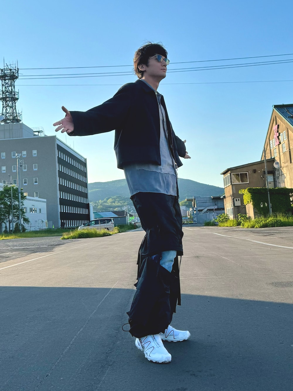 「秋っぽコーデ更新中、レイヤードスタイル、モードカジュアル、ミリタリーパンツ、重ね着ベストシーズン、重ね着、短丈、シアー、ウールジャケット、韓国ファッション、30代コーデ、20代コーデ、Aライン」|「URUのアイテム(ブルゾン、ブルー系)」を使った、TAK/差別化コーデさん(骨格ナチュラル・メンズ・183cm)の秋コーディネートの2枚目の写真