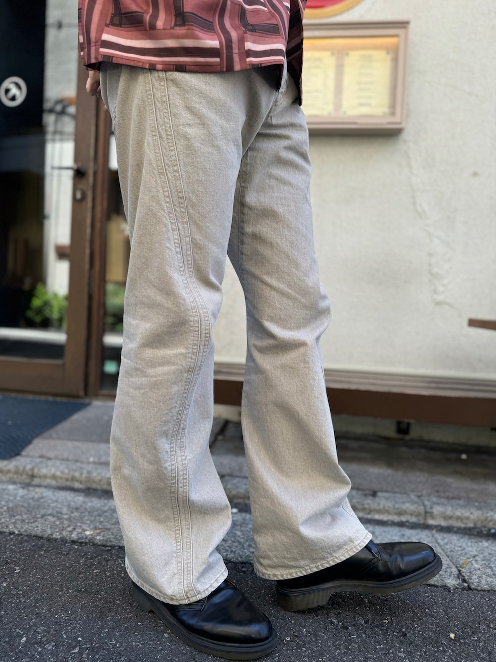 「秋っぽコーデ更新中、デニムパンツ、デニムコーデ、デニム、モードカジュアル、シンプルコーデ、チェック、ドレスシューズ、オーバーサイズ、フレアパンツ、Yライン」｜「unrelaxingのビッグシルエット総柄開襟アロハシャツ（シャツ/ブラウス、レッド系）」を使った、TAK/差別化コーデさん（骨格ナチュラル・メンズ・183cm）の秋コーディネートの3枚目の写真