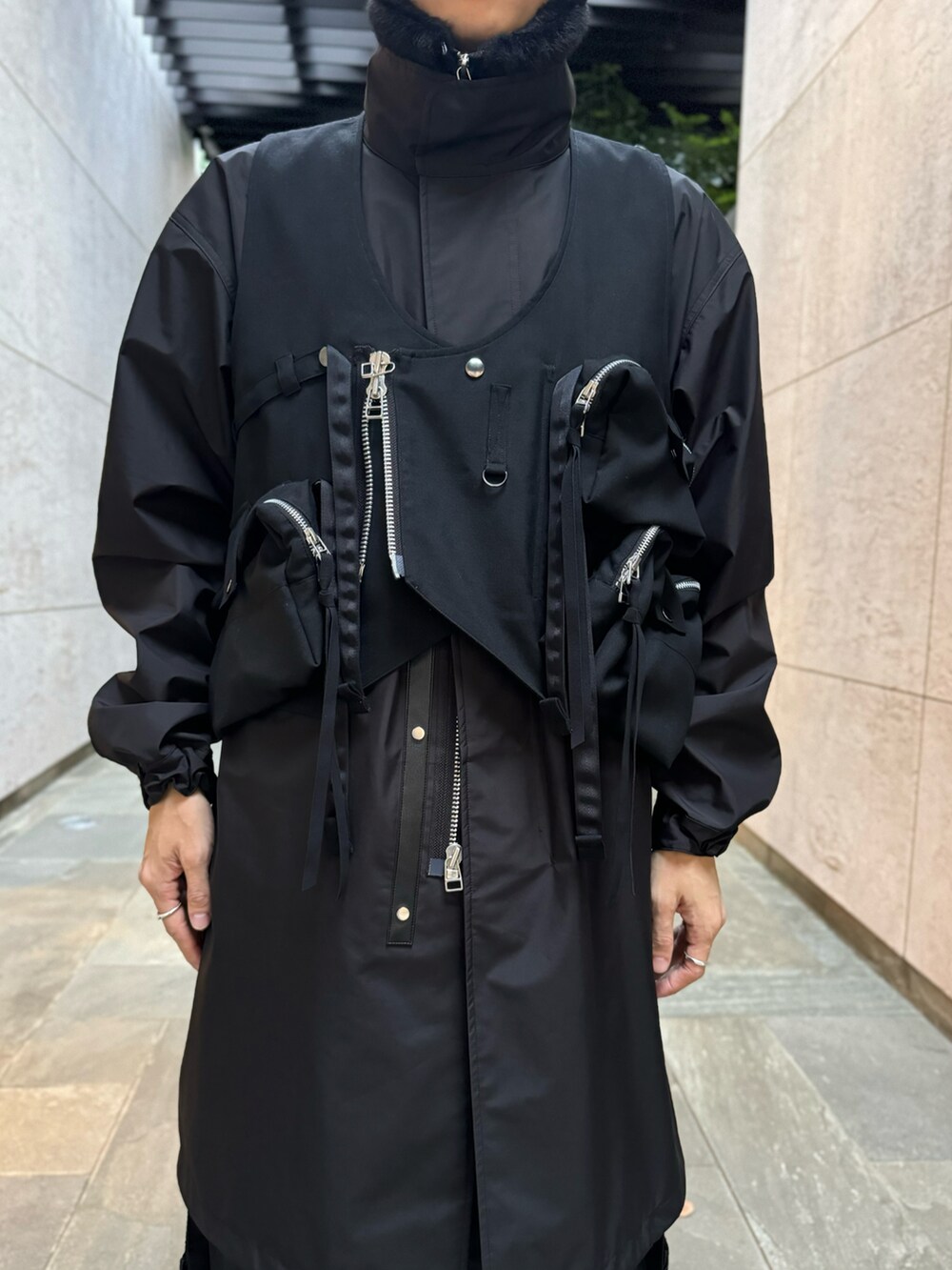 ブラック系のカーゴパンツ、ブラック系のスニーカー、ブラック系のデニムパンツを着用したメンズの秋コーディネートの3枚目の写真