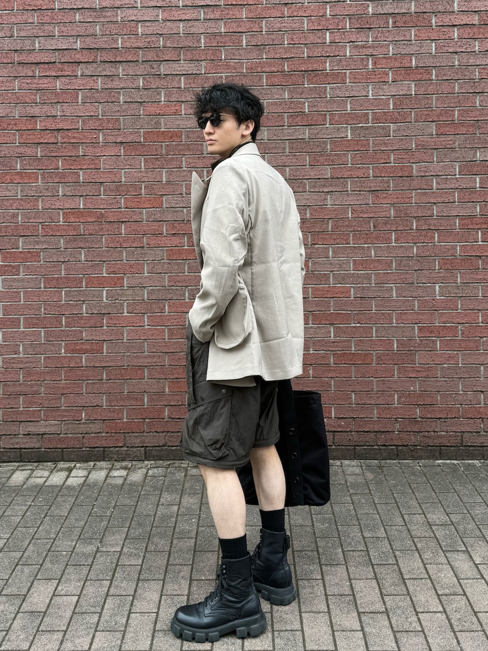 「春コーデ、モードカジュアル、大人カジュアル、サングラス、ジャケット、ジャンプスーツ、ハーフパンツ、ブーツ、ブラウン、アクセントカラー」｜「Chikashitsu +のアイテム（ブーツ、ブラック系）」を使った、TAK/差別化コーデさん（骨格ナチュラル・メンズ・183cm）の春コーディネートの4枚目の写真