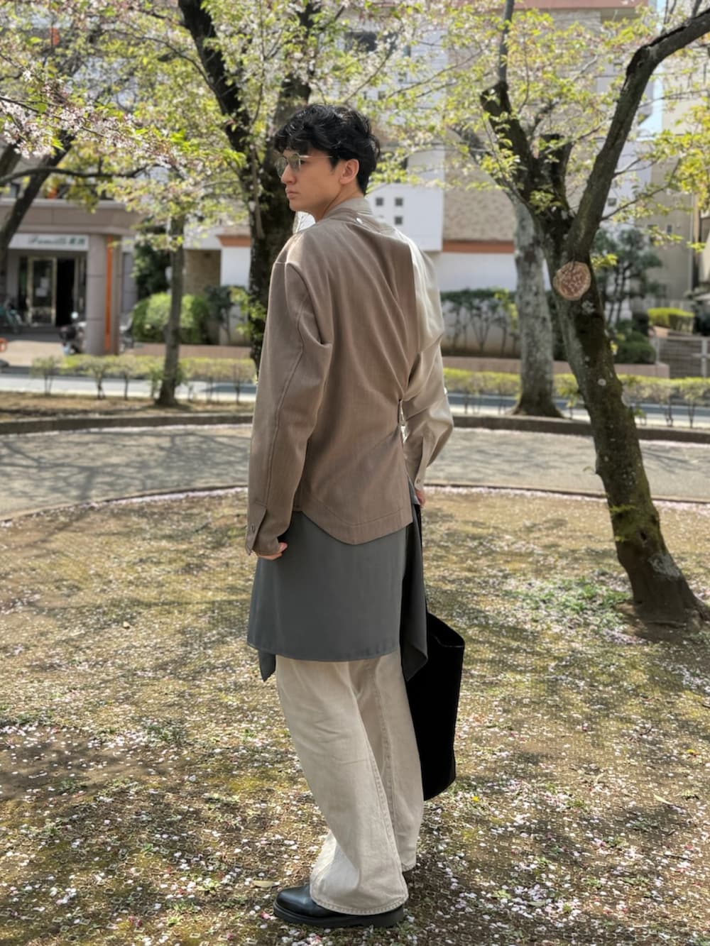 「レイヤードスタイル、重ね着、モードカジュアル、春めき満開コーデ、春コーデ、大人カジュアル、ジャケット、スカートスタイル、巻きスカート、デニム」｜「UJOHのアイテム（その他アウター、ブラウン系）」を使った、TAK/差別化コーデさん（骨格ナチュラル・メンズ・183cm）の春コーディネートの3枚目の写真