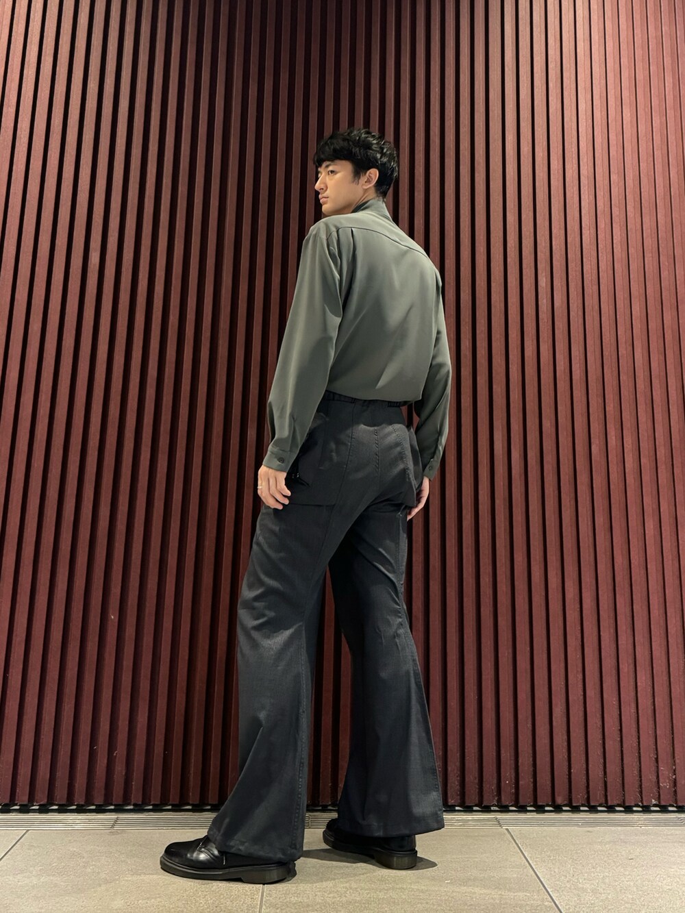 グレー系のスラックス、グリーン系のシャツ/ブラウス、ブラック系のドレスシューズを着用したメンズの秋コーディネートの3枚目の写真