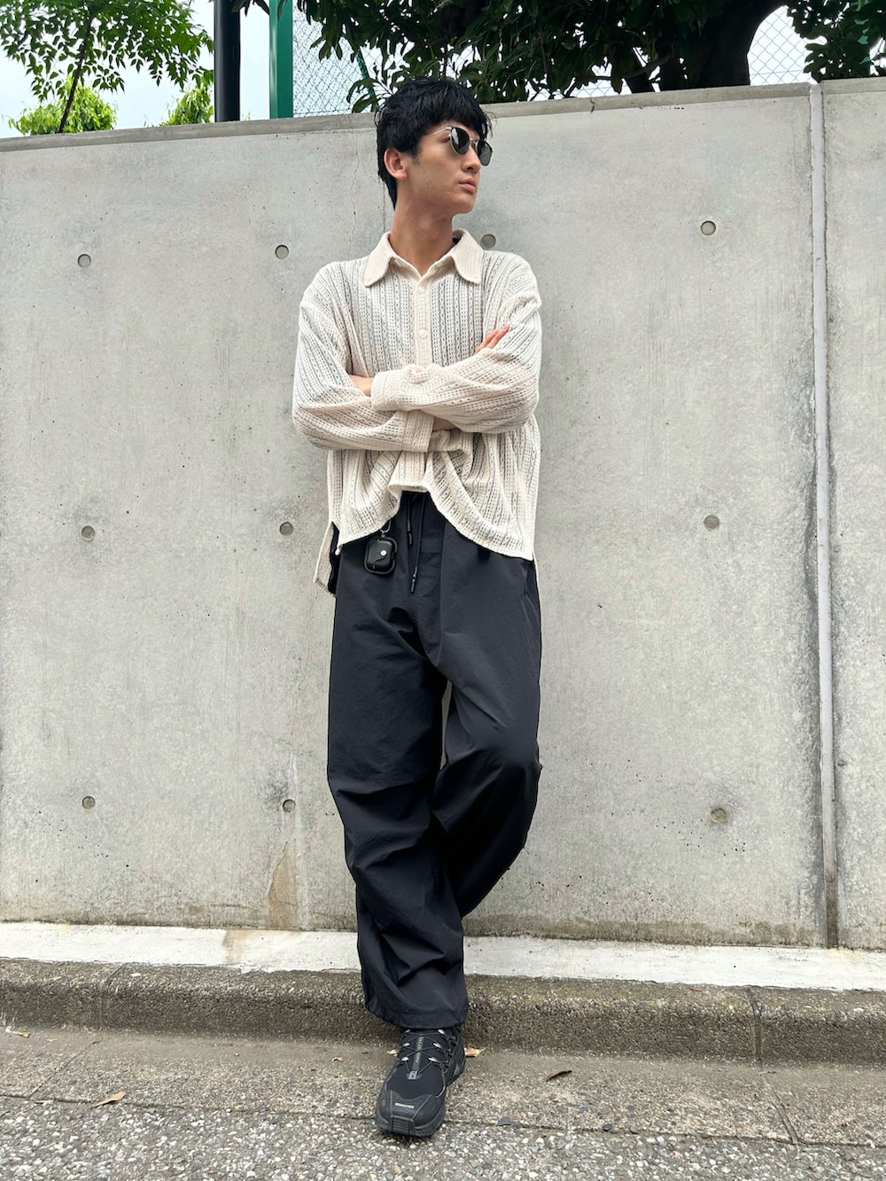 ホワイト系のニット/セーター、ブラック系のその他パンツ、ブラック系のスニーカーを着用したメンズの秋コーディネートの2枚目の写真