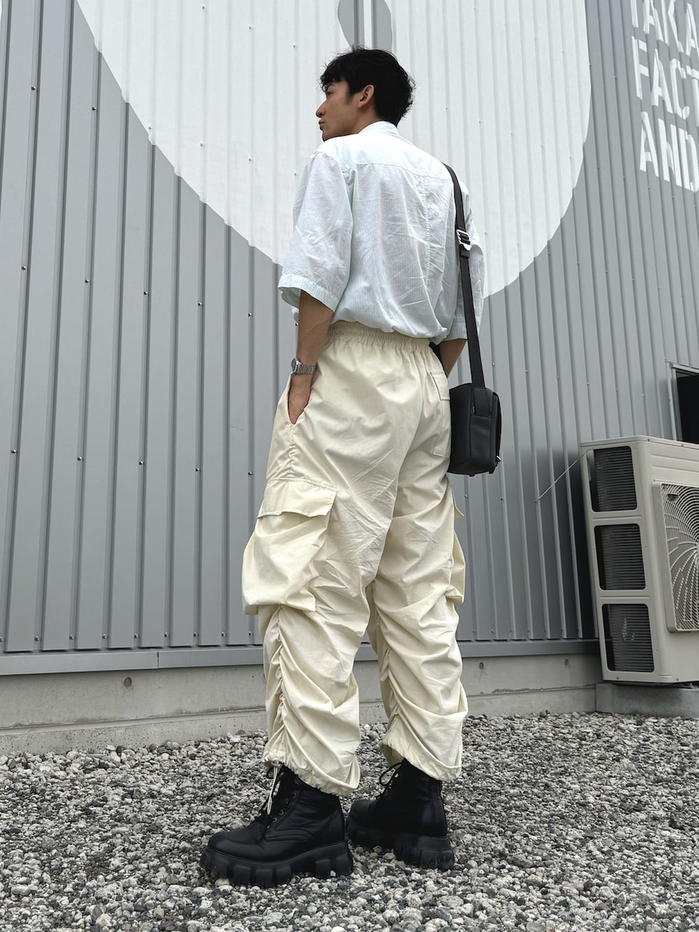 「Aライン、Aラインシルエット、半袖シャツ、カーゴパンツ、カーゴパンツコーデ、ロングブーツ、ロングブーツコーデ、モードカジュアル、韓国ファッション、白コーデ、淡色コーデ、夏コーデ、20代コーデ、30代コーデ、おしゃ見えテクニック」｜「Maison KitsuneのSHORT SLEEVES SHIRT（シャツ/ブラウス、グリーン系）」を使った、TAK/差別化コーデさん（骨格ナチュラル・メンズ・183cm）の夏コーディネートの3枚目の写真