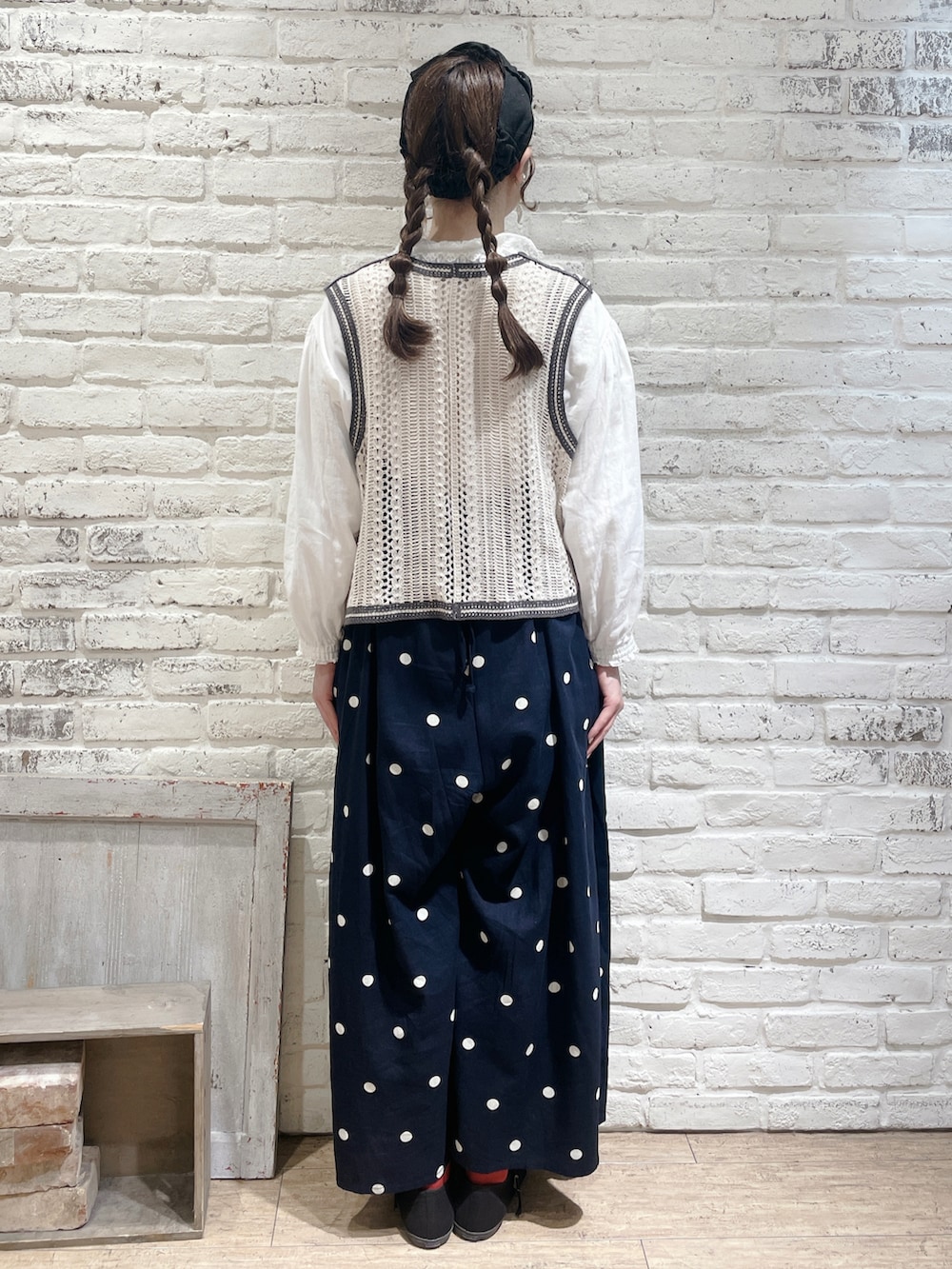 「Samansa Mos2、サマンサ モスモス(Samansa Mos2)、SM2、ベスト、かぎ針編みニット、刺繍、サロペット、ドット、ゆるコーデ、レイヤードスタイル、お出かけコーデ、春コーデ、ナチュラル」｜「Samansa Mos2のダブルガーゼ襟レースブラウス（シャツ/ブラウス、ホワイト系）」を使った、なかお⚘さん（レディース・165cm）の春コーディネートの3枚目の写真