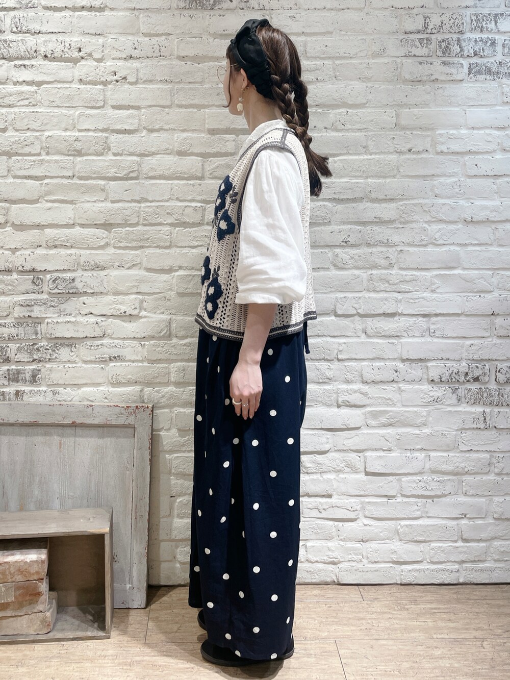 「Samansa Mos2、サマンサ モスモス(Samansa Mos2)、SM2、ベスト、かぎ針編みニット、刺繍、サロペット、ドット、ゆるコーデ、レイヤードスタイル、お出かけコーデ、春コーデ、ナチュラル」｜「Samansa Mos2のダブルガーゼ襟レースブラウス（シャツ/ブラウス、ホワイト系）」を使った、なかお⚘さん（レディース・165cm）の春コーディネートの2枚目の写真