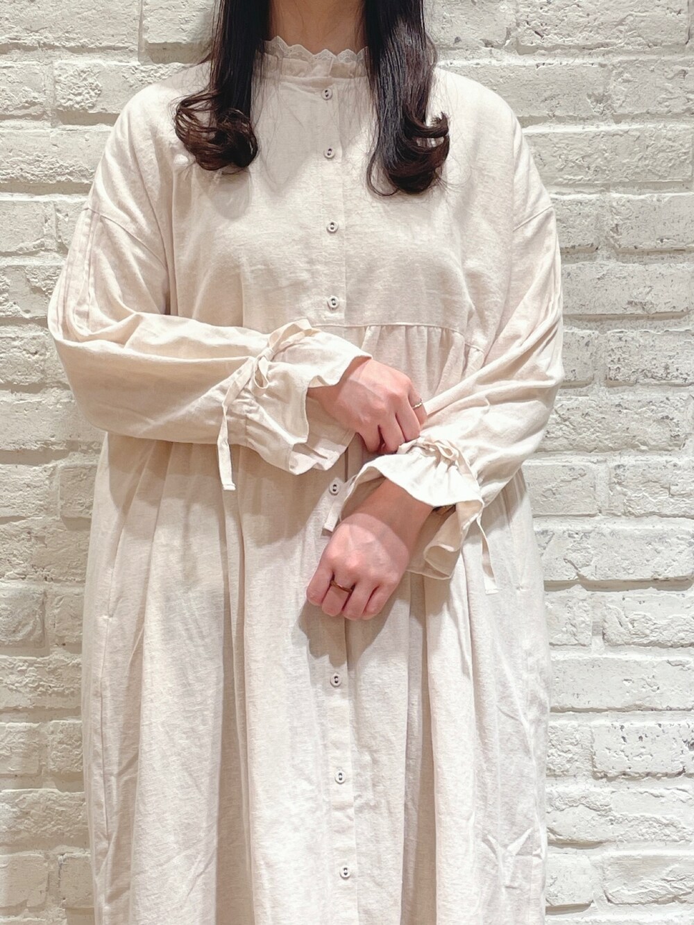 「Samansa Mos2、サマンサ モスモス(Samansa Mos2)、冬コーデ、ゆるコーデ、フリース、ボア、コート、大人ガーリー、パンツスタイル、レイヤードスタイル、ワンピース、ストライプ」|「Samansa Mos2の襟レースギャザーカットソー(Tシャツ/カットソー、ホワイト系)」を使った、なかお⚘さん(レディース・165cm)の冬コーディネートの4枚目の写真