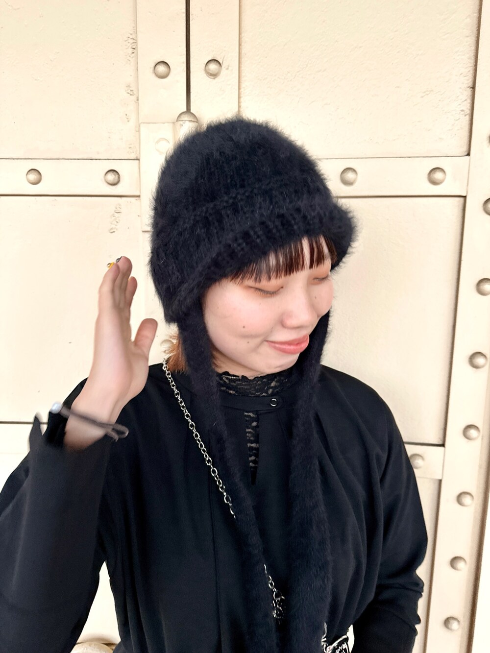 ブラック系のスニーカー、グレー系のハットを着用したレディースの秋コーディネートの4枚目の写真