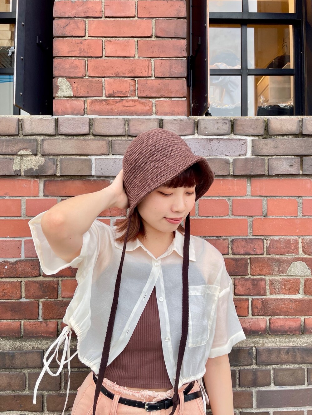 ホワイト系のシャツ/ブラウス、オレンジ系のデニムパンツ、ホワイト系のスニーカーを着用したレディースの夏コーディネートの4枚目の写真