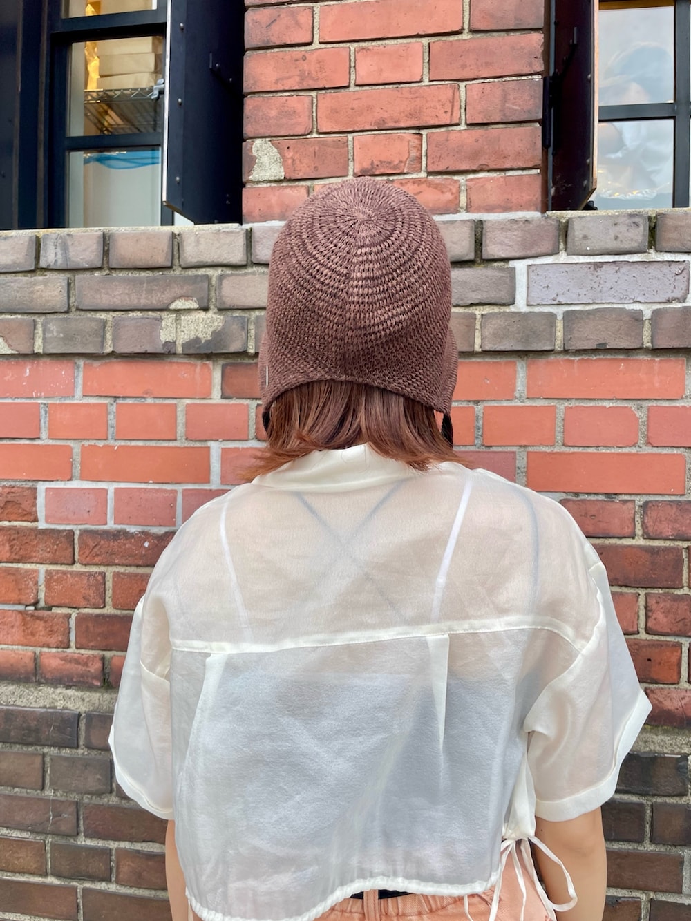 ホワイト系のシャツ/ブラウス、オレンジ系のデニムパンツ、ホワイト系のスニーカーを着用したレディースの夏コーディネートの6枚目の写真