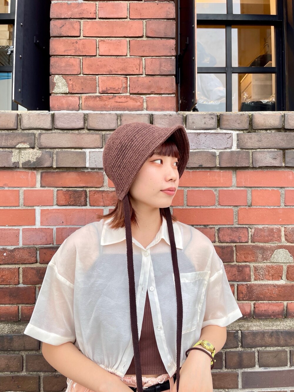 ホワイト系のシャツ/ブラウス、オレンジ系のデニムパンツ、ホワイト系のスニーカーを着用したレディースの夏コーディネートの5枚目の写真