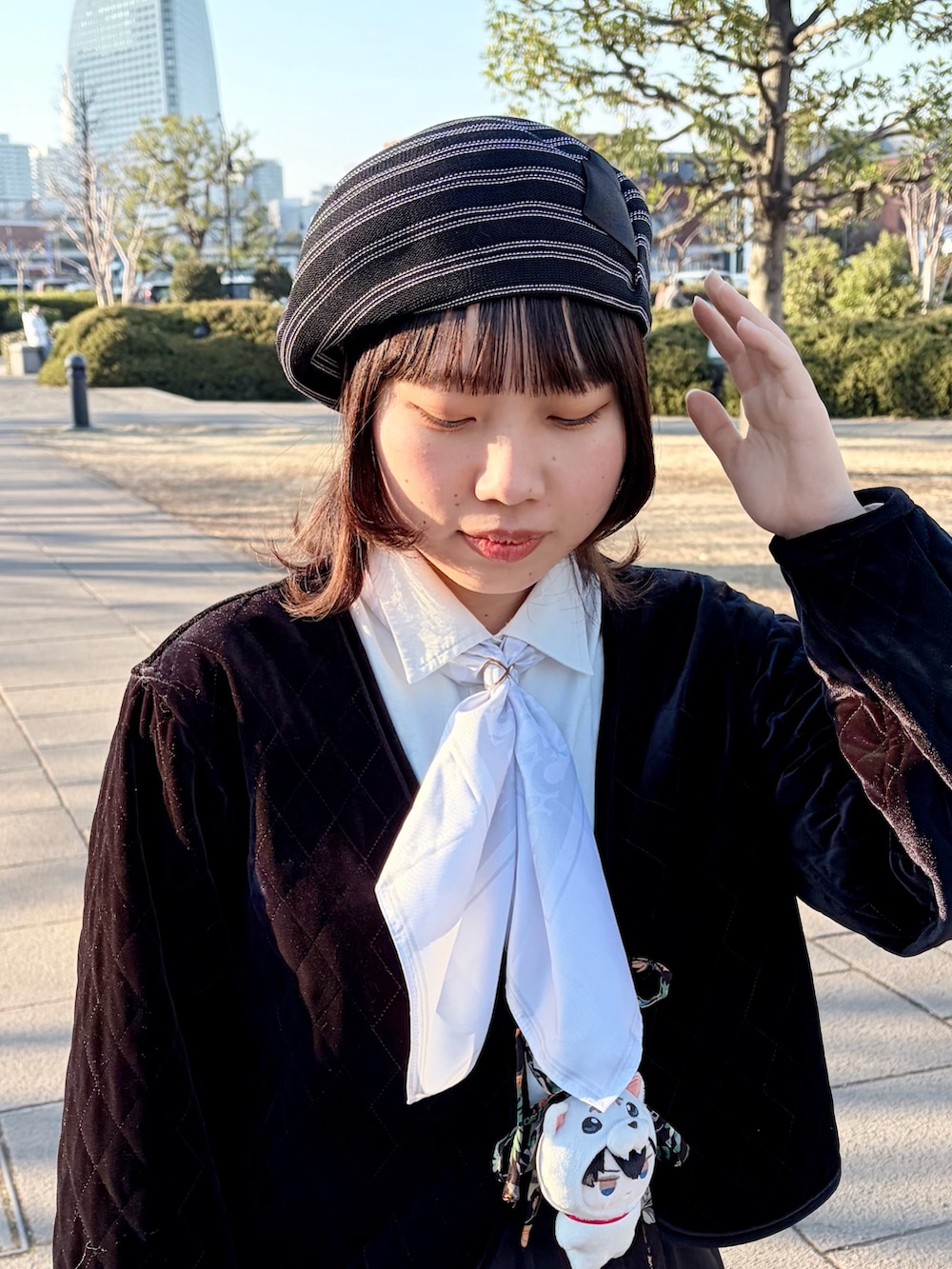 ブラック系のジャケット/アウター、ブラック系のスカート、ブラック系のスニーカーを着用したレディースの冬コーディネートの3枚目の写真