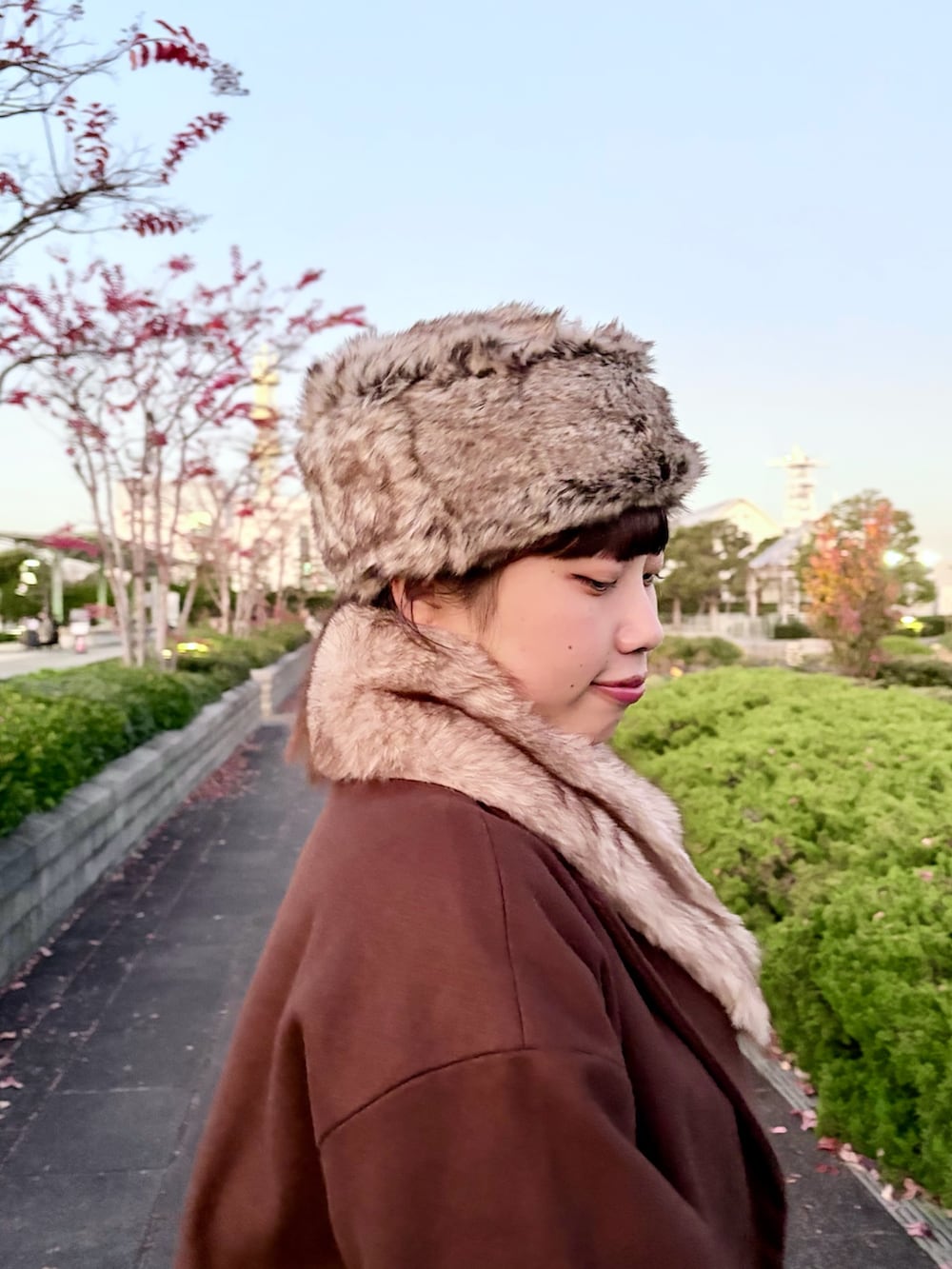 ブラウン系のジャケット/アウター、ホワイト系のその他パンツ、ホワイト系のワンピース/ドレスを着用したレディースの冬コーディネートの6枚目の写真