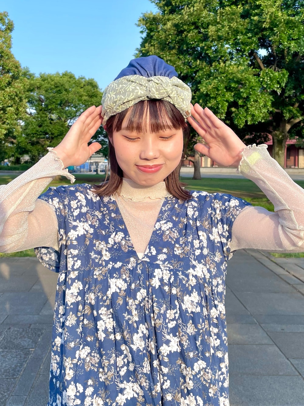 ホワイト系のその他パンツ、ホワイト系のスニーカー、ブルー系のワンピースを着用したレディースの春コーディネートの3枚目の写真