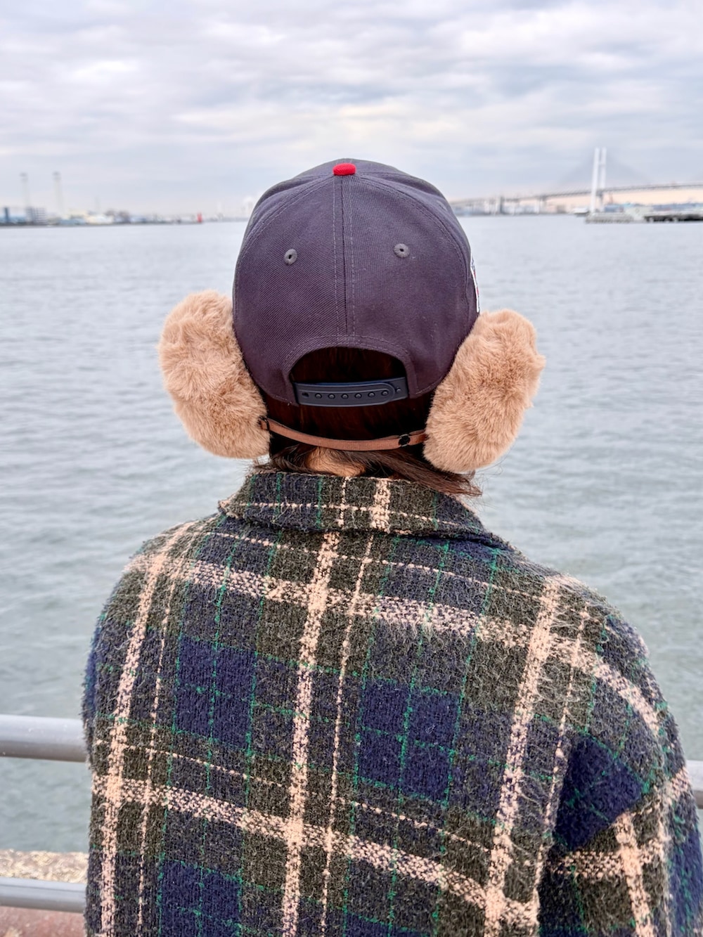 グリーン系のジャケット/アウター、オレンジ系のカーディガン/ボレロ、ブルー系のデニムパンツを着用したレディースの冬コーディネートの5枚目の写真