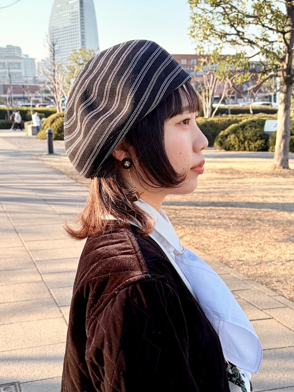 ブラック系のジャケット/アウター、ブラック系のスカート、ブラック系のスニーカーを着用したレディースの冬コーディネートの4枚目の写真