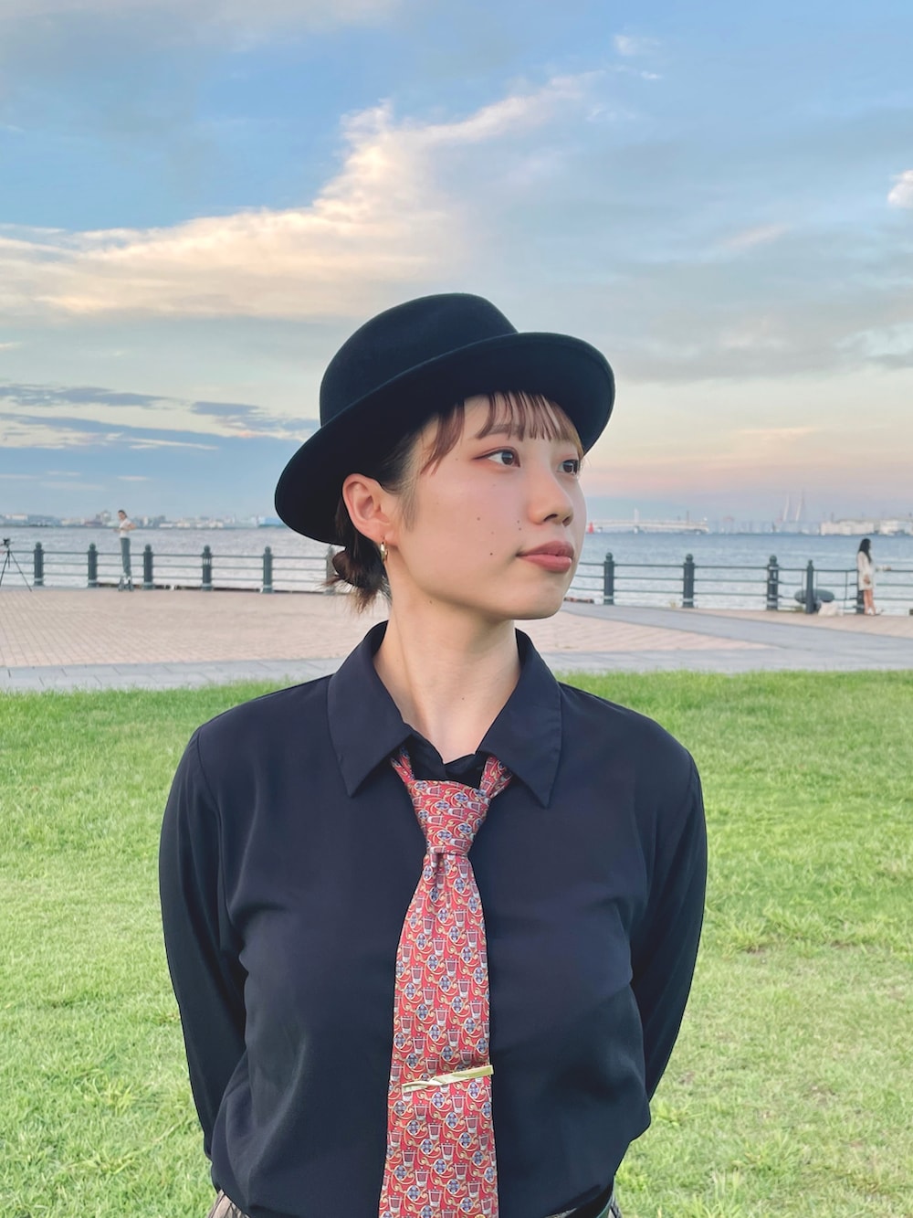 「秋っぽコーデ更新中、ネクタイ、古着MIX、中折れハット、ハット、override、arth、帽子、GU、バレルレッグジーンズ、メンズライク、カジュアルコーデ、ジェンダーレス」｜「usedのアイテム（ネクタイ、レッド系）」を使った、popuriさん（骨格ストレート・レディース・161cm）の秋コーディネートの2枚目の写真