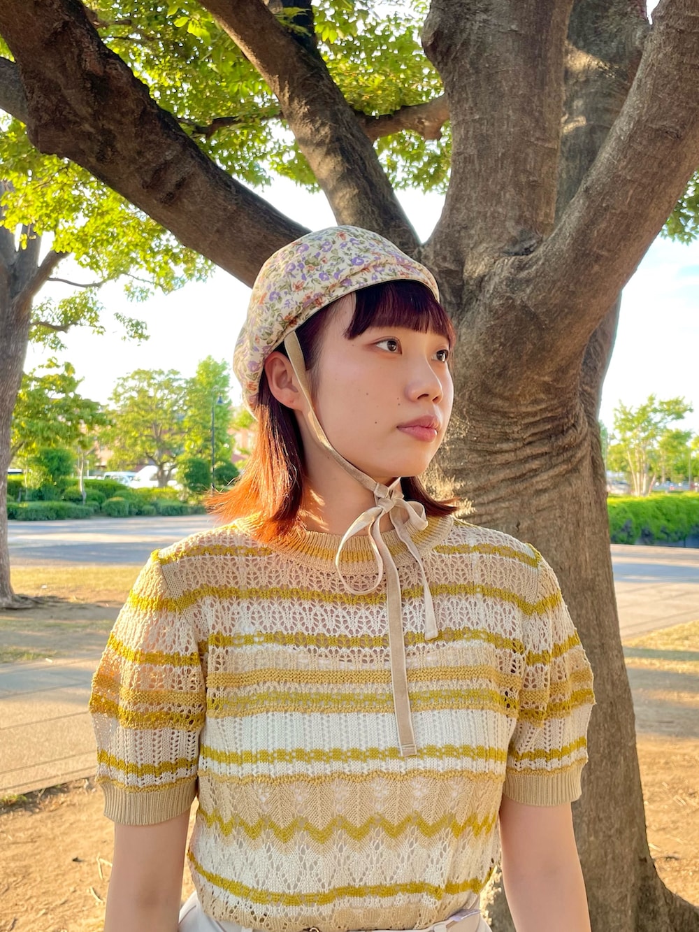 「シンプルコーデ、きれいめカジュアル、夏コーデ、スニーカー、プチプラ、お出かけコーデ、レイヤードスタイル、デートコーデ、ベレー帽、花柄、サマーニット、イエロー、リボン、ベロア、夏秋ミックス」｜「kaorinomoriのkaorinomori ルモアベレー ナピ / カオリノモリ（ハンチング/ベレー帽、ホワイト系）」を使った、popuriさん（レディース・161cm）の夏コーディネートの3枚目の写真