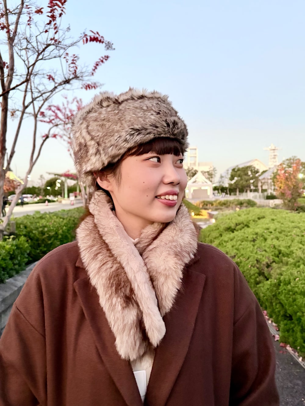 ブラウン系のジャケット/アウター、ホワイト系のその他パンツ、ホワイト系のワンピース/ドレスを着用したレディースの冬コーディネートの4枚目の写真