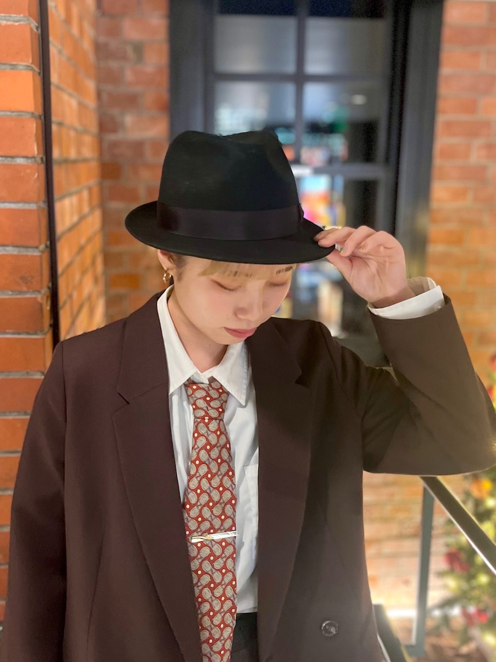 「冬コーデ、ハット、帽子、大人コーデ、大人女子、ブーツ、ジャケット、ネクタイ、古着MIX、古着、チェック、override、メンズライク、キレイめ、マニッシュ」｜「OVERRIDEの【OVERRIDE】FELT FEDORA S.BRIM / 【オーバーライド】フェルト　フェドラ　ショートブリム（ハット、ブラック系）」を使った、popuriさん（骨格ストレート・レディース・161cm）の冬コーディネートの4枚目の写真