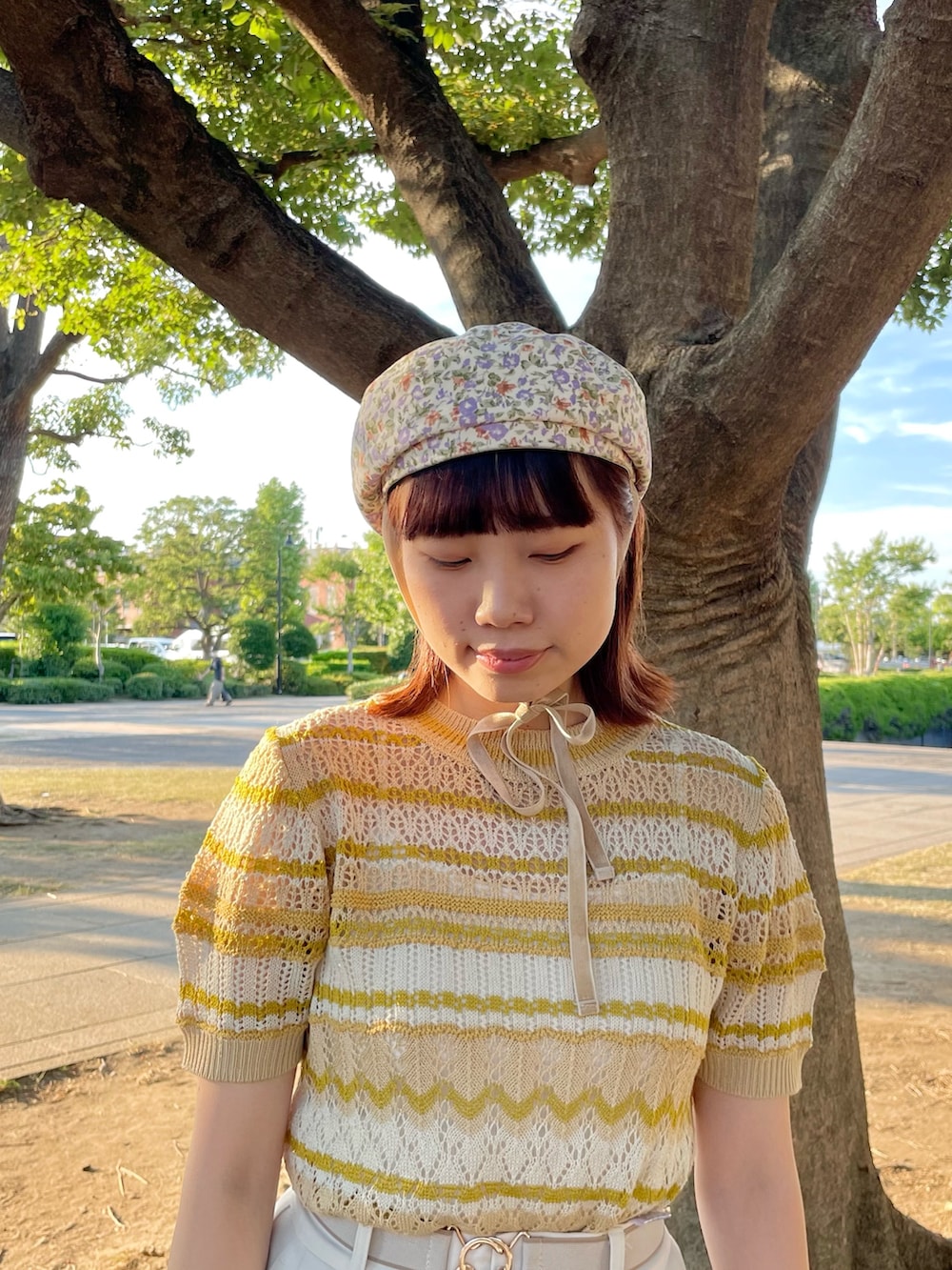 「シンプルコーデ、きれいめカジュアル、夏コーデ、スニーカー、プチプラ、お出かけコーデ、レイヤードスタイル、デートコーデ、ベレー帽、花柄、サマーニット、イエロー、リボン、ベロア、夏秋ミックス」｜「kaorinomoriのkaorinomori ルモアベレー ナピ / カオリノモリ（ハンチング/ベレー帽、ホワイト系）」を使った、popuriさん（レディース・161cm）の夏コーディネートの4枚目の写真