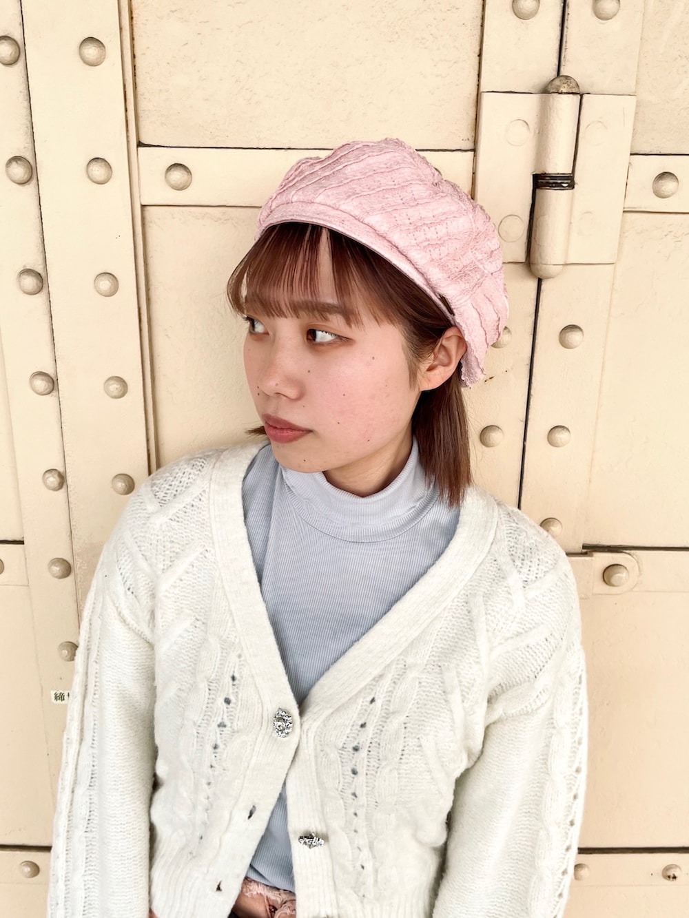 ピンク系のパンツ、ピンク系のハンチング/ベレー帽を着用したレディースの春コーディネートの2枚目の写真