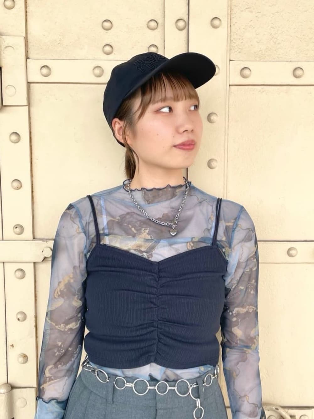 ブルー系のTシャツ/カットソー、ブラック系のスニーカー、ブラック系のキャップを着用したレディースの夏コーディネートの4枚目の写真