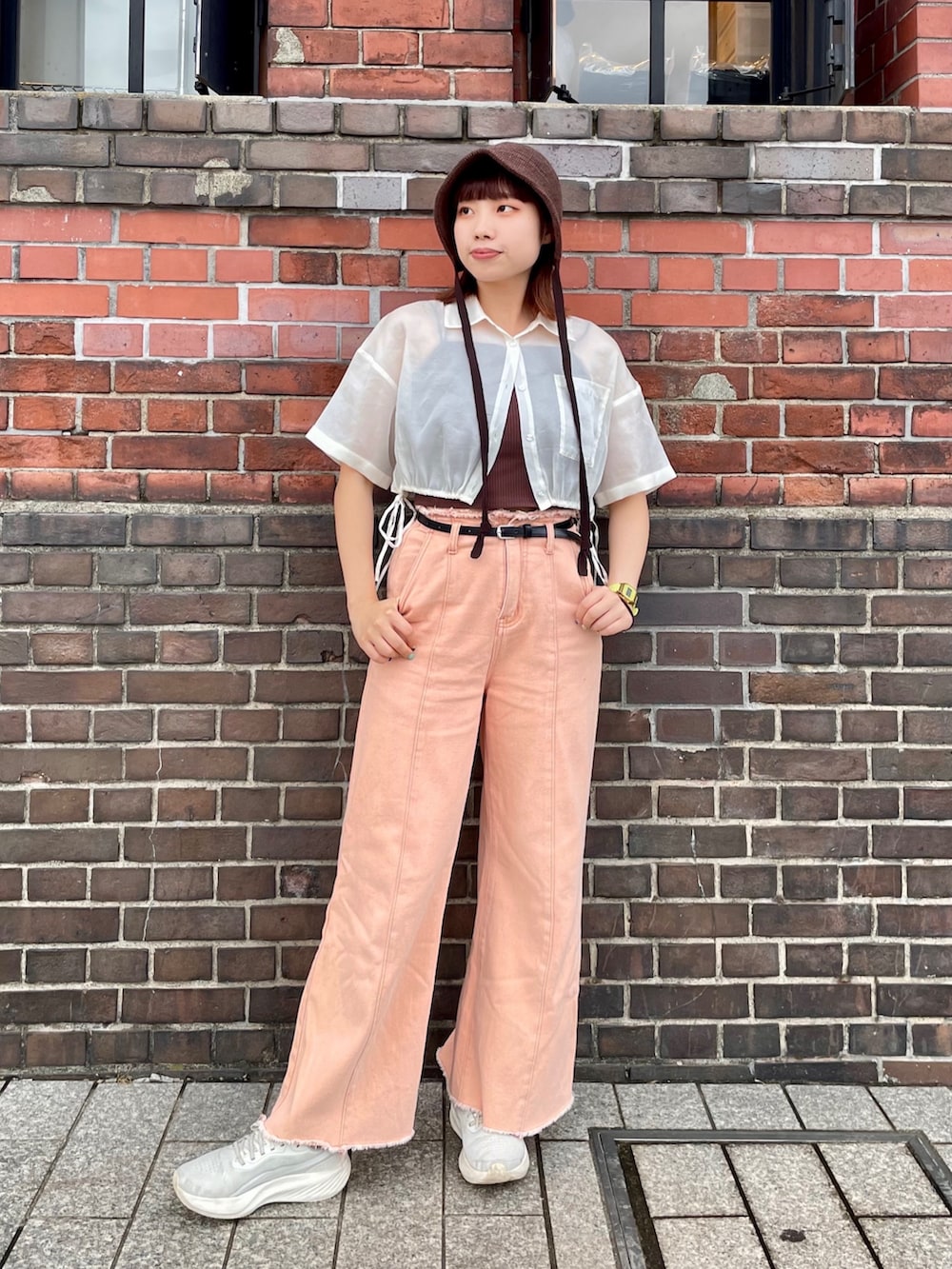 ホワイト系のシャツ/ブラウス、オレンジ系のデニムパンツ、ホワイト系のスニーカーを着用したレディースの夏コーディネートの2枚目の写真