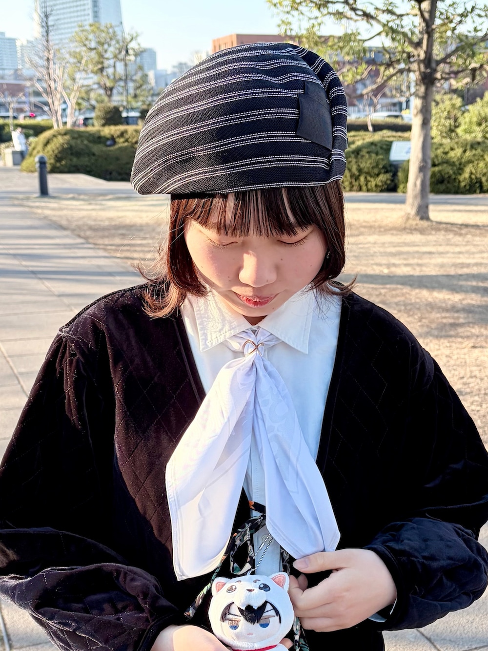 ブラック系のジャケット/アウター、ブラック系のスカート、ブラック系のスニーカーを着用したレディースの冬コーディネートの5枚目の写真