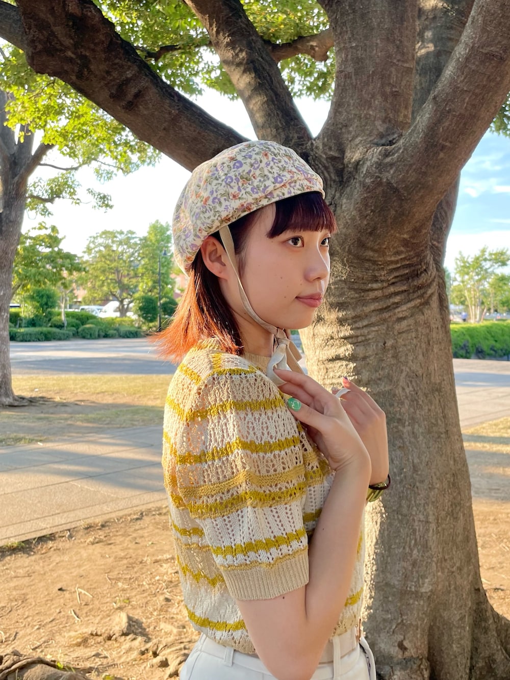 「シンプルコーデ、きれいめカジュアル、夏コーデ、スニーカー、プチプラ、お出かけコーデ、レイヤードスタイル、デートコーデ、ベレー帽、花柄、サマーニット、イエロー、リボン、ベロア、夏秋ミックス」｜「kaorinomoriのkaorinomori ルモアベレー ナピ / カオリノモリ（ハンチング/ベレー帽、ホワイト系）」を使った、popuriさん（レディース・161cm）の夏コーディネートの5枚目の写真