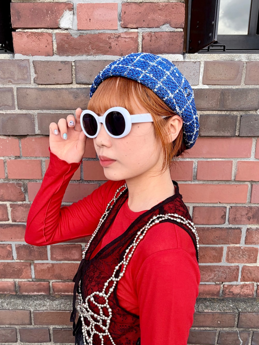 シルバー系のベスト、ブラック系のベスト、グレー系のその他パンツを着用したレディースの夏コーディネートの4枚目の写真