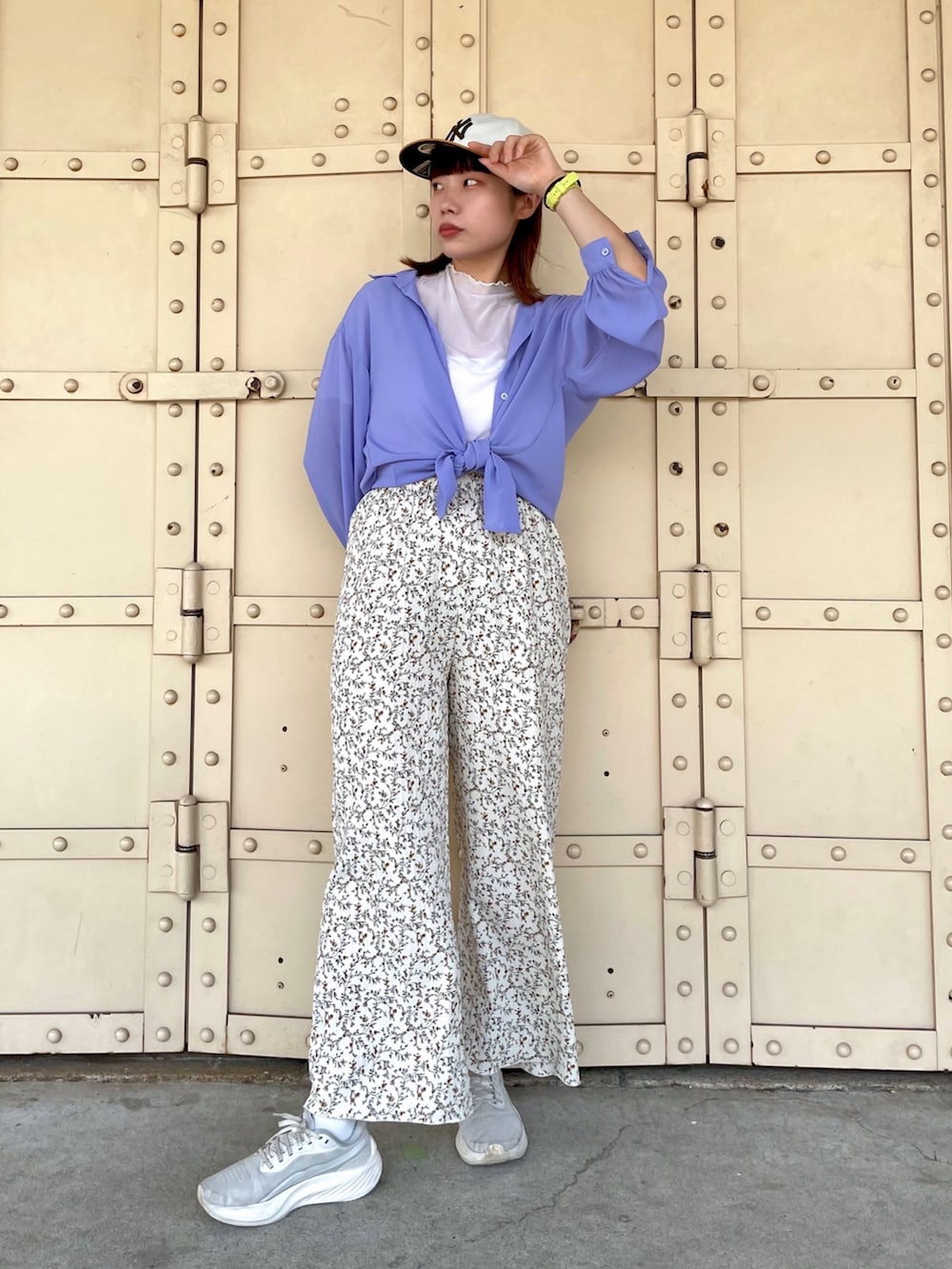 「秋服準備はじめました、着こなしのちょこっとテク、キャップ、休日スタイル、シャツスタイル、きれいめカジュアル、シアートップス、スニーカー、レイヤードスタイル、花柄、NEW ERA、ニューエラ、マスタード、紫、オトナカジュアル」｜「NEW ERAのNEW ERA  RC950LS MLTN SUEDE / ニューエラ（キャップ、イエロー系）」を使った、popuriさん（レディース・161cm）の秋コーディネートの2枚目の写真