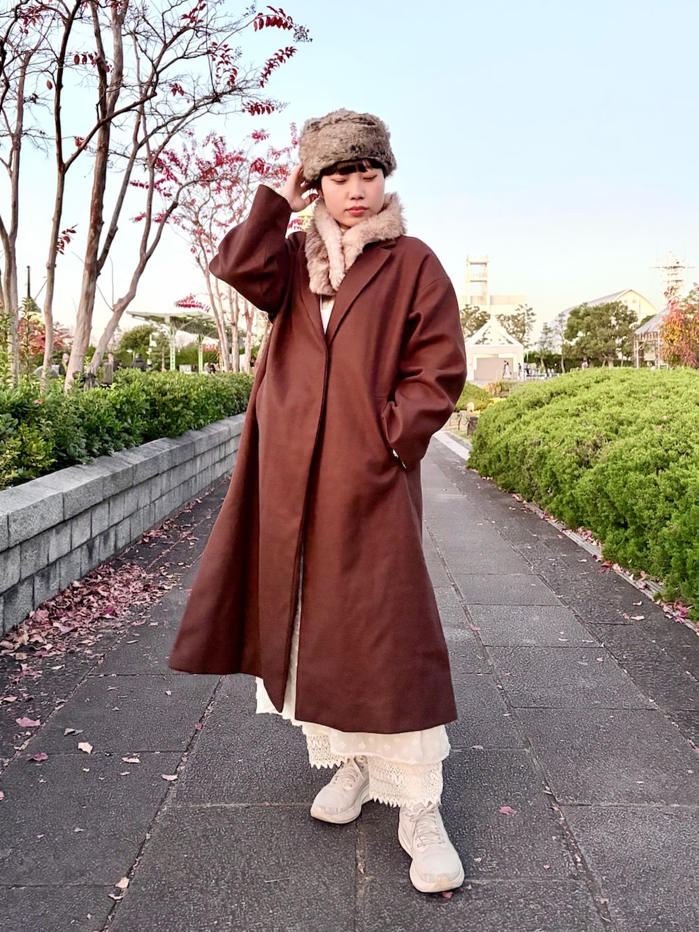 ブラウン系のジャケット/アウター、ホワイト系のその他パンツ、ホワイト系のワンピース/ドレスを着用したレディースの冬コーディネートの2枚目の写真