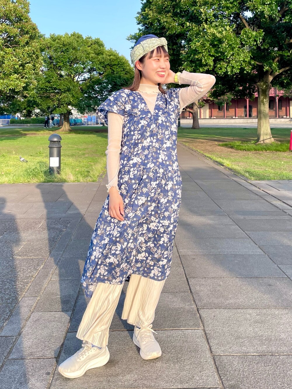 ホワイト系のその他パンツ、ホワイト系のスニーカー、ブルー系のワンピースを着用したレディースの春コーディネートの2枚目の写真