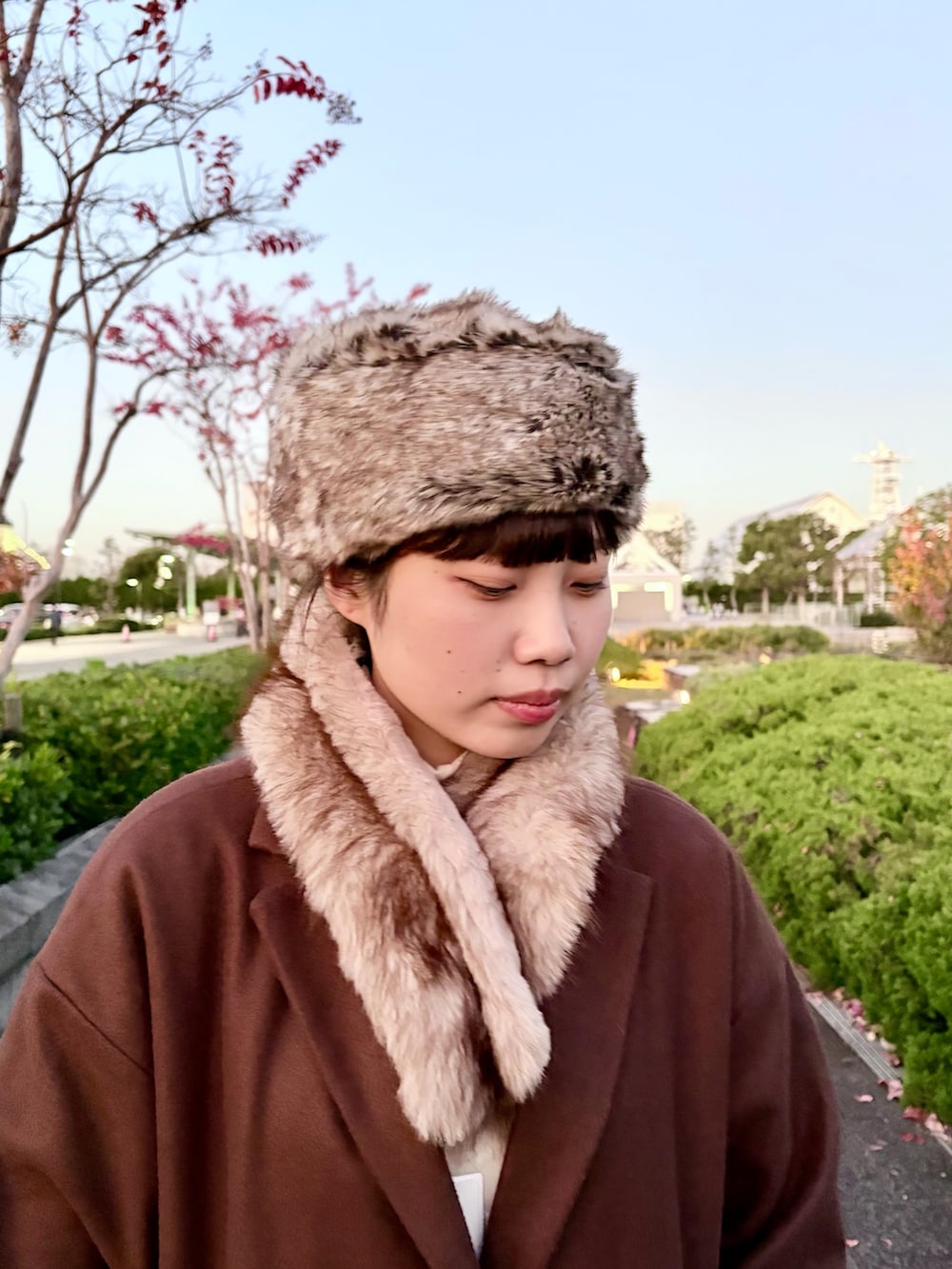 ブラウン系のジャケット/アウター、ホワイト系のその他パンツ、ホワイト系のワンピース/ドレスを着用したレディースの冬コーディネートの3枚目の写真