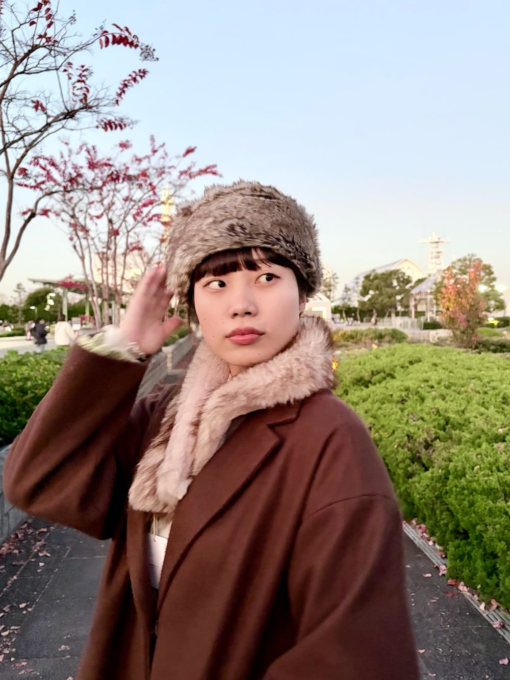 ブラウン系のジャケット/アウター、ホワイト系のその他パンツ、ホワイト系のワンピース/ドレスを着用したレディースの冬コーディネートの5枚目の写真