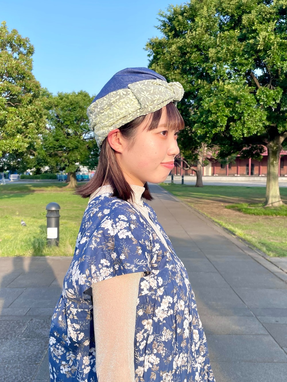 ホワイト系のその他パンツ、ホワイト系のスニーカー、ブルー系のワンピースを着用したレディースの春コーディネートの4枚目の写真