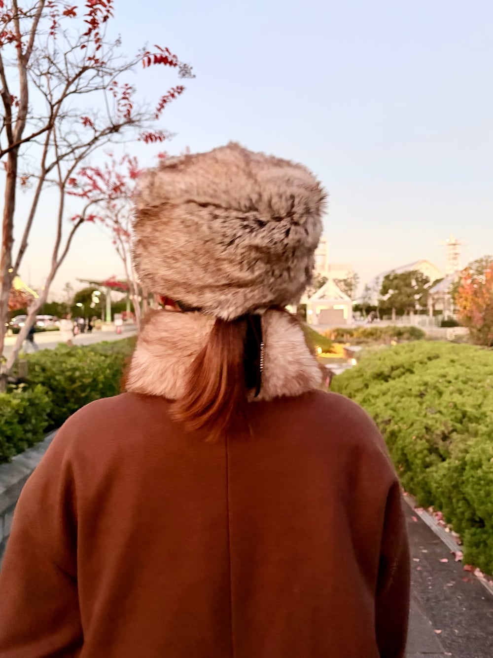 ブラウン系のジャケット/アウター、ホワイト系のその他パンツ、ホワイト系のワンピース/ドレスを着用したレディースの冬コーディネートの7枚目の写真