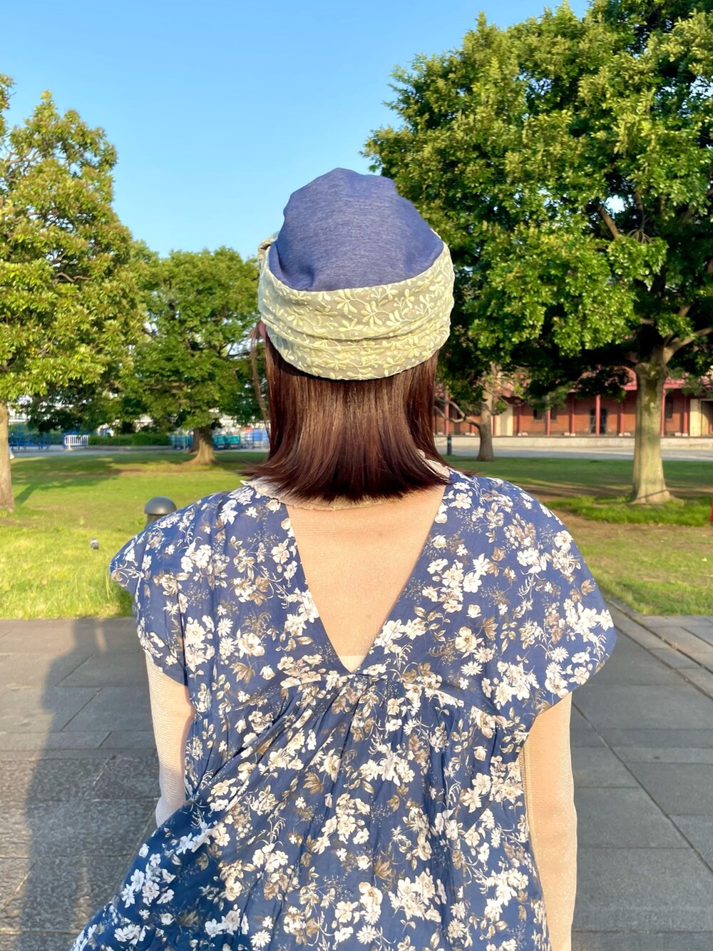 ホワイト系のその他パンツ、ホワイト系のスニーカー、ブルー系のワンピースを着用したレディースの春コーディネートの5枚目の写真