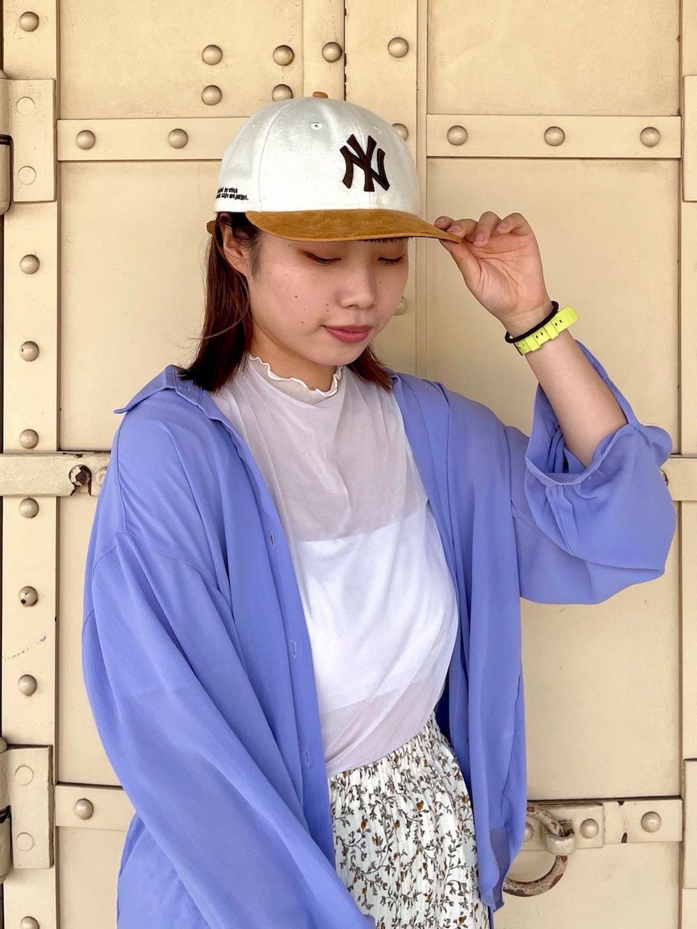 「秋服準備はじめました、着こなしのちょこっとテク、キャップ、休日スタイル、シャツスタイル、きれいめカジュアル、シアートップス、スニーカー、レイヤードスタイル、花柄、NEW ERA、ニューエラ、マスタード、紫、オトナカジュアル」｜「NEW ERAのNEW ERA  RC950LS MLTN SUEDE / ニューエラ（キャップ、イエロー系）」を使った、popuriさん（レディース・161cm）の秋コーディネートの3枚目の写真