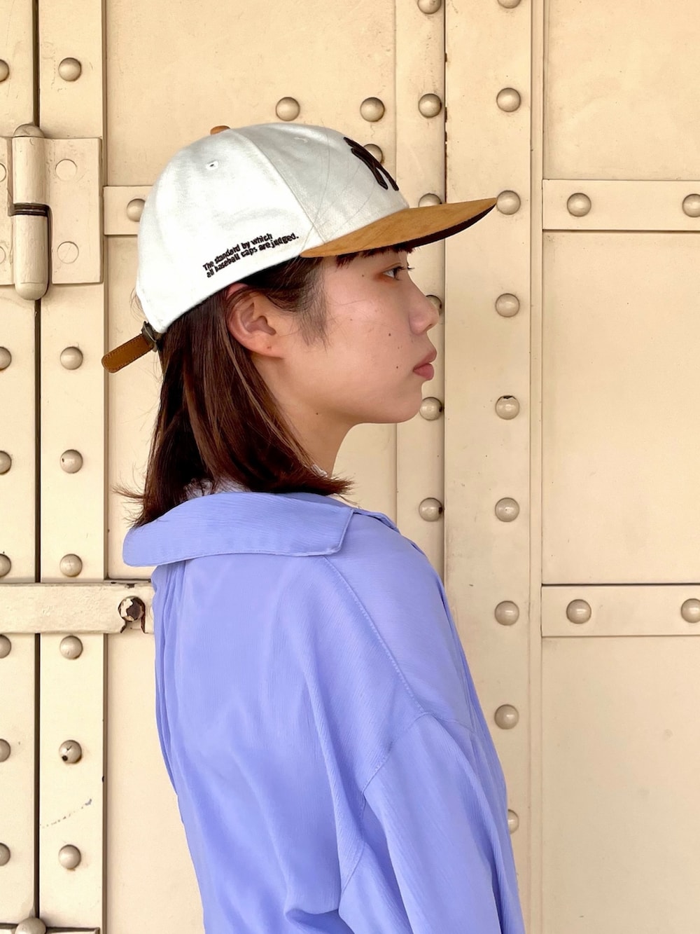 「秋服準備はじめました、着こなしのちょこっとテク、キャップ、休日スタイル、シャツスタイル、きれいめカジュアル、シアートップス、スニーカー、レイヤードスタイル、花柄、NEW ERA、ニューエラ、マスタード、紫、オトナカジュアル」｜「NEW ERAのNEW ERA  RC950LS MLTN SUEDE / ニューエラ（キャップ、イエロー系）」を使った、popuriさん（レディース・161cm）の秋コーディネートの4枚目の写真