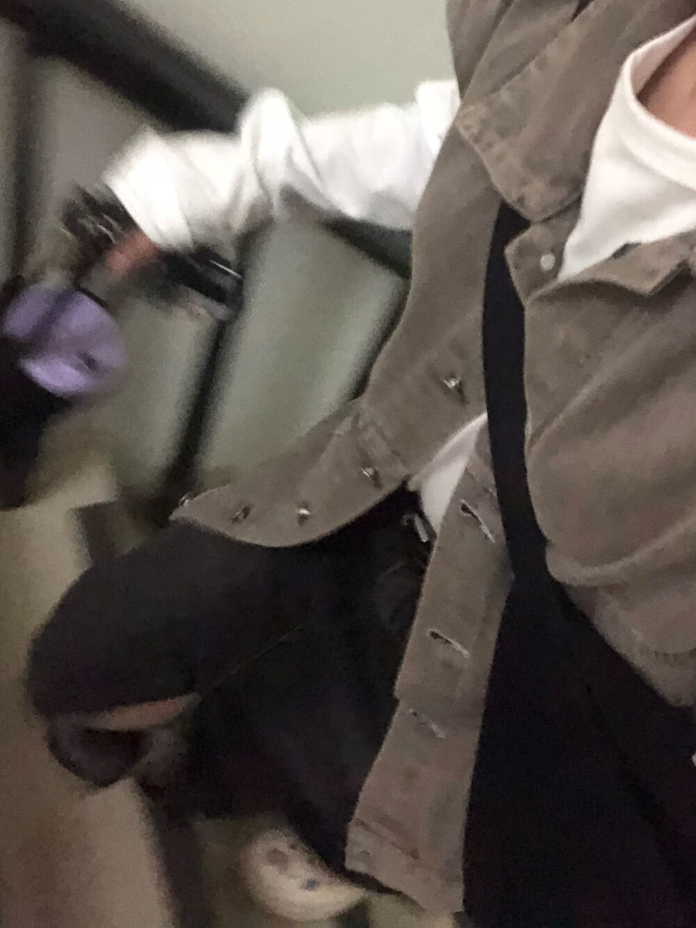 グレー系のデニムスカートを着用したレディースの秋コーディネートの2枚目の写真