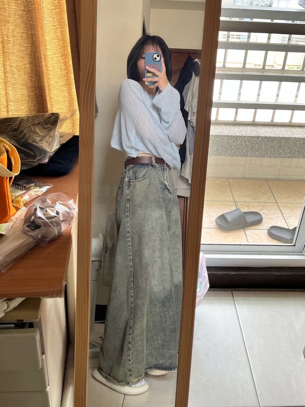 ブルー系のカーディガン/ボレロ、ホワイト系のタンクトップ、その他のデニムスカートを着用したレディースの夏コーディネートの2枚目の写真